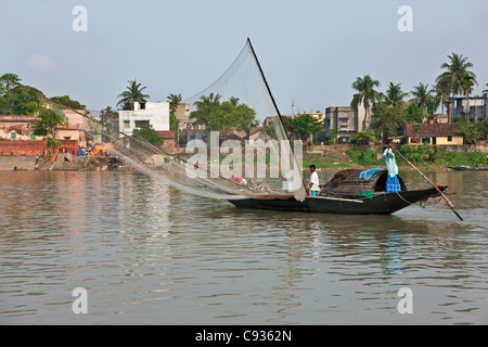 La pêche sur la rivière Hooghly juste au nord de Kolkata. Banque D'Images