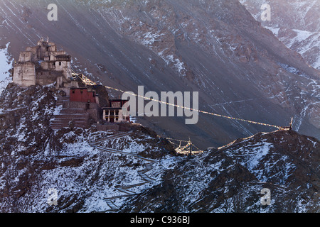 L'Inde, Ladakh, Leh. Namgyal Tsemo Gompa perché sur un rocher connu sous le nom de Sommet de la Victoire, au-dessus de la ville de Leh. Banque D'Images