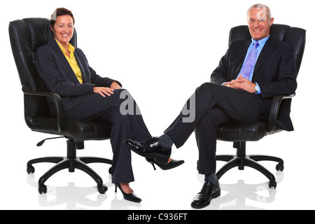 Photo d'un businessman and businesswoman les deux assis sur une des chaises en cuir Banque D'Images