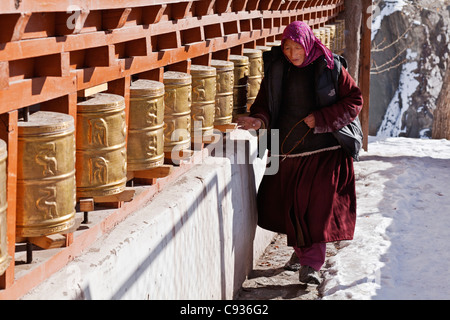 L'Inde, le Ladakh, l'Alchi. Tournant les roues de prière à Alchi. Banque D'Images