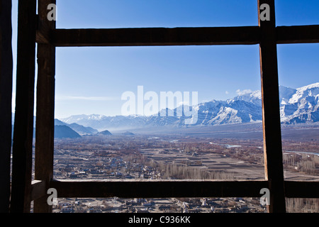 L'Inde, le Ladakh, Thiksey. Vue sur la vallée de l'Indus du monastère de Thiksey. Banque D'Images