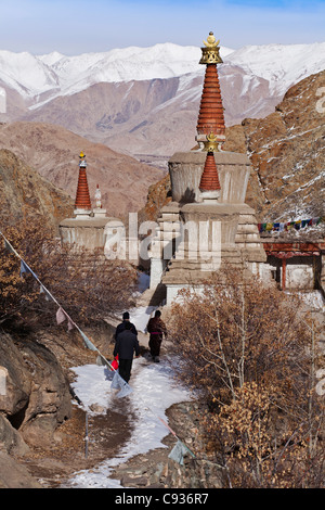 L'Inde, le Ladakh, Hemis. Pèlerins circumambulating chortens à Hemis Monastery Banque D'Images