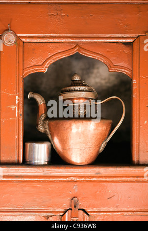 L'Inde, le Ladakh, Nimmu. Une théière en cuivre traditionnels, dans la cuisine d'une maison ancienne du noble. Banque D'Images