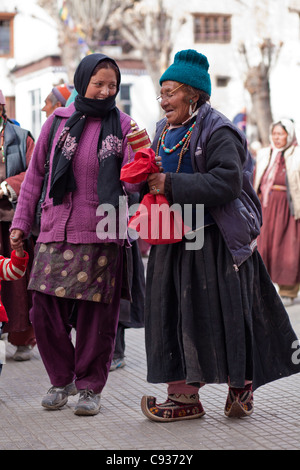 L'Inde, Ladakh, Leh. Une mère et sa fille au monastère de Chowkhang dans le centre de Leh. Banque D'Images