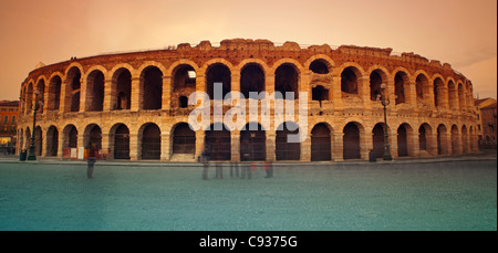 Italie, Vénétie, Vérone, le célèbre 'Arena di Verona' ; sert principalement comme une scène de l'opéra en plein air Banque D'Images