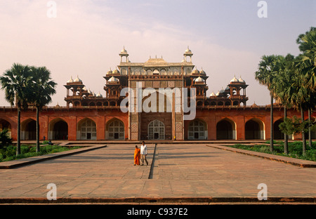 L'Inde, Uttar Pradesh, Sikandra. Le grès rouge distinctif mausolée de l'empereur moghol Akbar à Sikandra près d'Agra. Banque D'Images