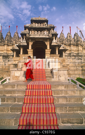 L'Inde, Rajasthan, Ranakpur. Un prêtre à la célèbre Chaumukha Mandir, un temple Jain sculpté minutieusement dans les collines Aravalli. Banque D'Images