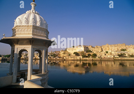 L'Inde, Rajasthan, Udaipur. Une vue sur le lac Pichola à Udaipur est célèbre palais de la ville. Banque D'Images