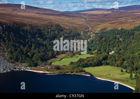 L'Irlande, dans le comté de Wicklow, Luggala, Lough Tay, vue en regardant les Luggala Estate et Sally Gap. Banque D'Images