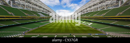 L'Irlande, Dublin, Lansdowne Road, stade de football, à la vue panoramique de l'intérieur de l'extrémité sud du stade. Banque D'Images