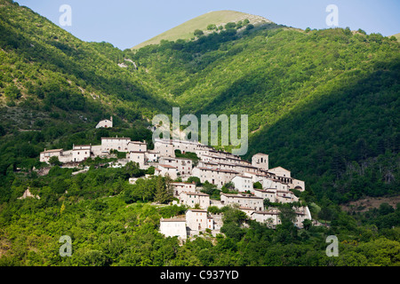 L'Italie, l'Ombrie, Campi. Le petit et ancien village de Campi, près de Norcia, perché sur une colline. Banque D'Images