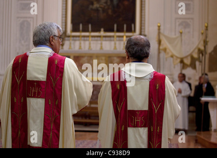 Sicile, Italie, Europe de l'Ouest ; deux prêtres au cours de célébrations de la Semaine Sainte à la Cathédrale de Trapani Banque D'Images