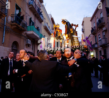 Sicile, Italie, un 'fratellanza', tôt le matin, l'exercice l'une des statues dans Trapani Banque D'Images