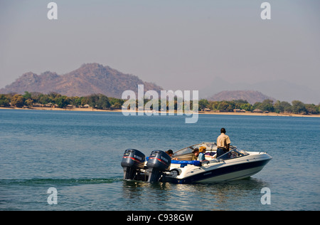 Au Malawi, le lac Malawi National Park. Bateau rapide de Pumulani Lodge vous conduira sur le lac Malawi. Banque D'Images