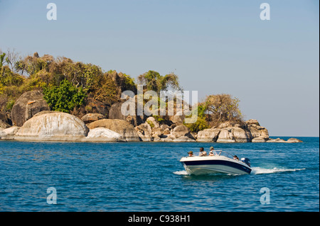 Au Malawi, le lac Malawi National Park. Bateau rapide de Pumulani Lodge vous conduira sur le lac Malawi. Banque D'Images