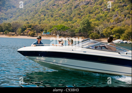 Au Malawi, le lac Malawi National Park. Bateau rapide de Pumulani Lodge vous conduira sur le lac Malawi. Banque D'Images