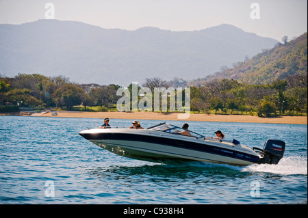 Au Malawi, le lac Malawi National Park. Bateau rapide de Pumulani Lodge vous conduira sur le lac Malawi. Banque D'Images