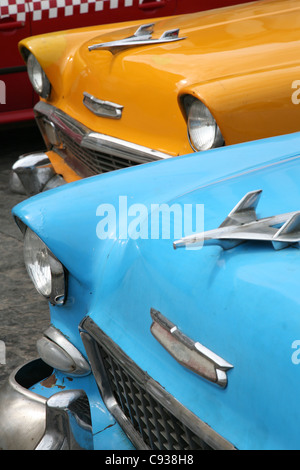 Automobiles Chevrolet garée à côté de la Capitale nationale à Paseo del Prado à La Havane, Cuba. Banque D'Images