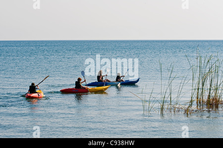 Au Malawi, le lac Malawi National Park. Mère et enfants du canoë sur le lac Malawi. (MR) Banque D'Images