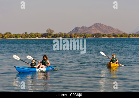 Au Malawi, le lac Malawi National Park. Mère et enfants du canoë sur le lac Malawi. (MR) Banque D'Images