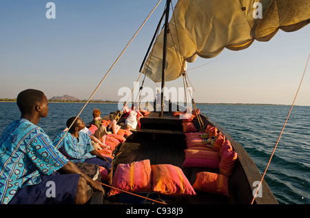 Au Malawi, le lac Malawi National Park. Les croisières familiales Round Lake Malawi dans un boutre traditionnel. Banque D'Images