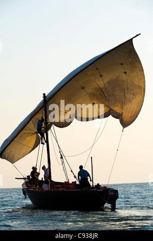 Au Malawi, le lac Malawi National Park. Les croisières familiales Round Lake Malawi dans un boutre traditionnel. Banque D'Images