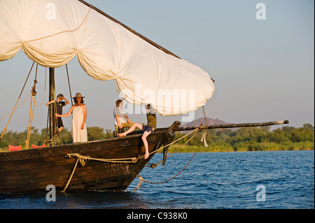 Au Malawi, le lac Malawi National Park. Les croisières familiales Round Lake Malawi dans un boutre traditionnel. Banque D'Images