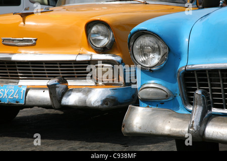 Automobiles Chevrolet garée à côté de la Capitale nationale à Paseo del Prado à La Havane, Cuba. Banque D'Images