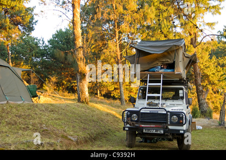 Plateau de Zomba, Malawi. Garçon sur une famille voiture safari dans la tente sur le toit landrover. (MR) Banque D'Images