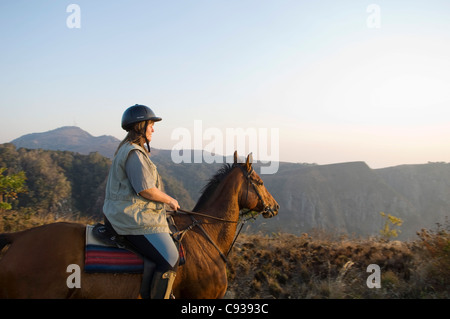 Plateau de Zomba, Malawi. Un safari à cheval est un moyen populaire d'explorer le plateau de Zomba. Banque D'Images