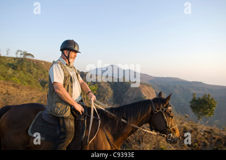 Plateau de Zomba, Malawi. Un safari à cheval est un moyen populaire d'explorer le plateau de Zomba. Banque D'Images