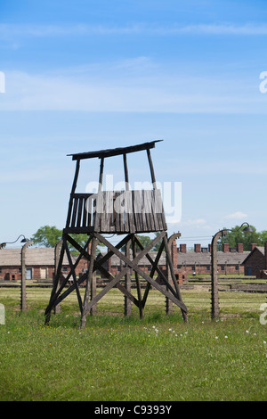 La Pologne, de Brzezinka, Auschwitz II - Birkenau. Une tour en bois sur le côté de la voie de chemin de fer. Banque D'Images