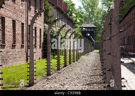 La Pologne, Oswiecim, Auschwitz I camp de concentration. La double clôture périmètre. Banque D'Images