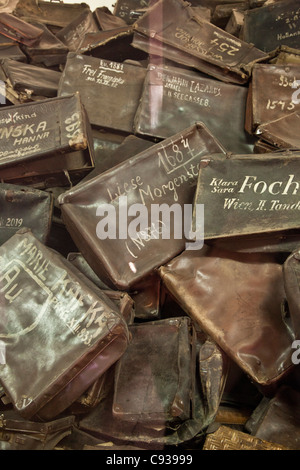 La Pologne, Oswiecim, Auschwitz I. valises battues s'asseoir dans une pile dans une chambre à Auschwitz. Banque D'Images