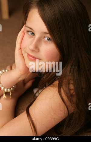 Portrait d'une jolie fille de 11 ans Banque D'Images