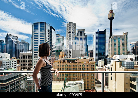 Woman looking over Sydney Skyline de vacances Balcon Banque D'Images