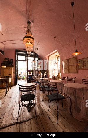 Pologne, Cracovie. À l'intérieur de Camelot, un café bien connu à Cracovie, avec ses murs de couleur framboise. Banque D'Images