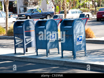 Mail nous conduisons par boîtes aux lettres Banque D'Images