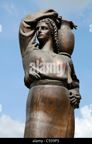 Statue dans le cadre d'une fontaine dans le parc Herastrau à Bucarest. Banque D'Images