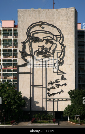 Ministère de l'intérieur cubain avec le célèbre portrait d'Ernesto Che Guevara à la place de la Révolution à La Havane, Cuba. Banque D'Images