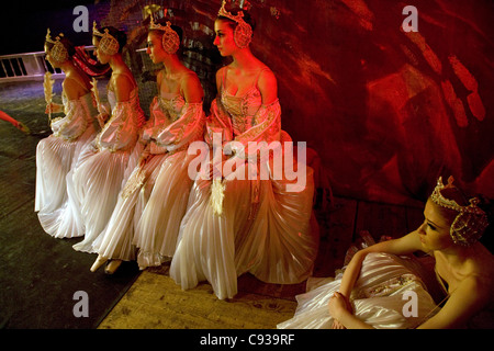 Saint-pétersbourg, Russie, ballet dancers reposant entre les scènes dans les coulisses lors d'une performance de 'Casse-Noisette' Banque D'Images