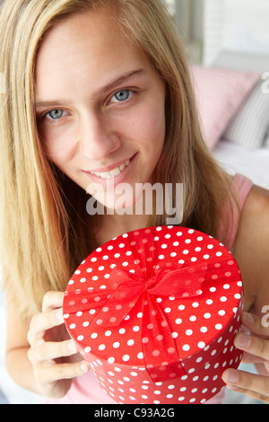 Teenage girl holding gift box Banque D'Images