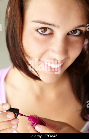 Teenage girl painting nails Banque D'Images