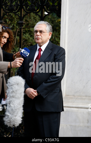 10 novembre 2011 Athènes Grèce. Le nouveau Premier Ministre grec Lucas Papademos parle aux médias devant le palais présidentiel. Lucas Papademos ancien vice-président de la Banque centrale européenne a été choisi pour diriger le pays jusqu'à des élections anticipées en février. Banque D'Images