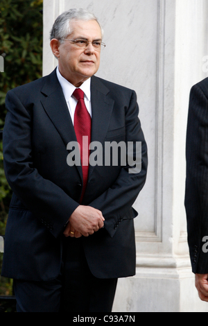 10 novembre 2011 Athènes Grèce. Le nouveau Premier Ministre grec Lucas Papademos parle aux médias devant le palais présidentiel. Lucas Papademos ancien vice-président de la Banque centrale européenne a été choisi pour diriger le pays jusqu'à des élections anticipées en février. Banque D'Images