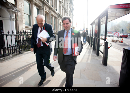 Whitehall, Londres, Royaume-Uni. 10.11.2011 Oliver Letwin, Ministre d'État au Bureau du Cabinet, et Vince Cable, le secrétaire d'entreprise, marcher le long de Whitehall. Banque D'Images