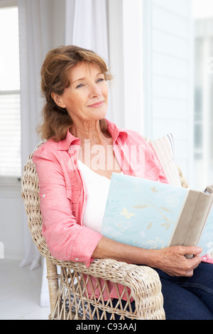 Senior woman with photo album Banque D'Images