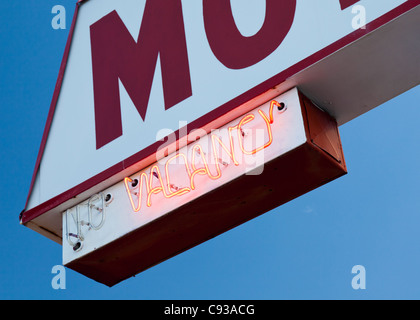 Vintage neon motel sign avec vacance allumé le long de la Route 66 set against a blue sky, Williams, Arizona, USA Banque D'Images