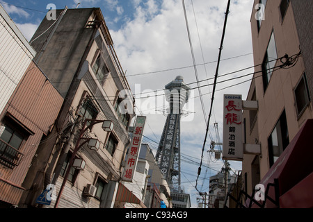 La Tour Tsutenkaku Osaka Shinsekai dans le district. Le Japon Banque D'Images