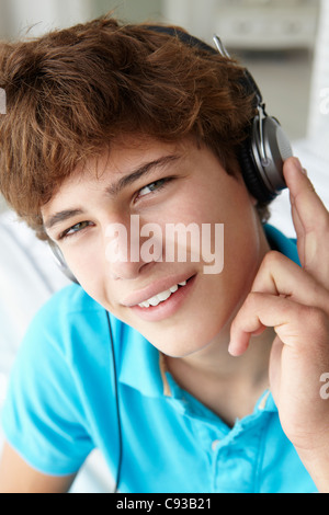 Woman wearing headphones Banque D'Images